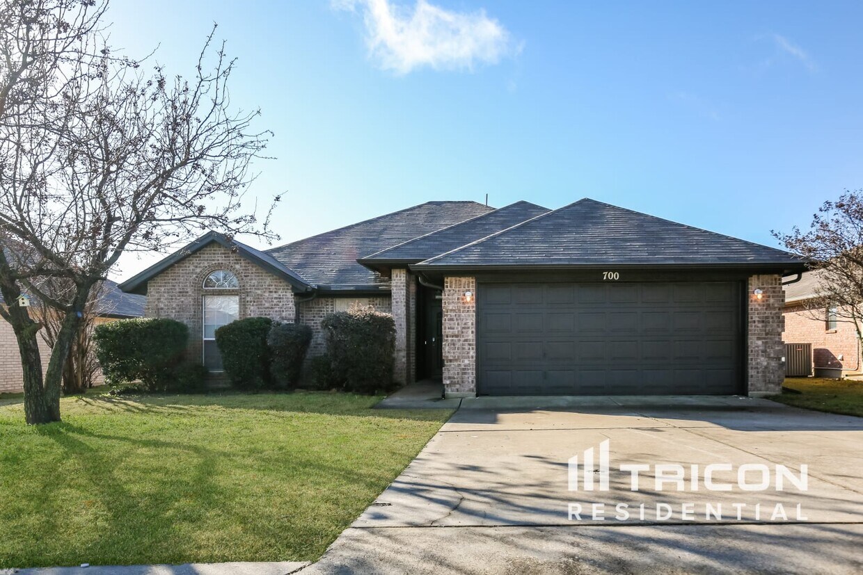 Primary Photo - 700 Troxell Boulevard Rhome TX