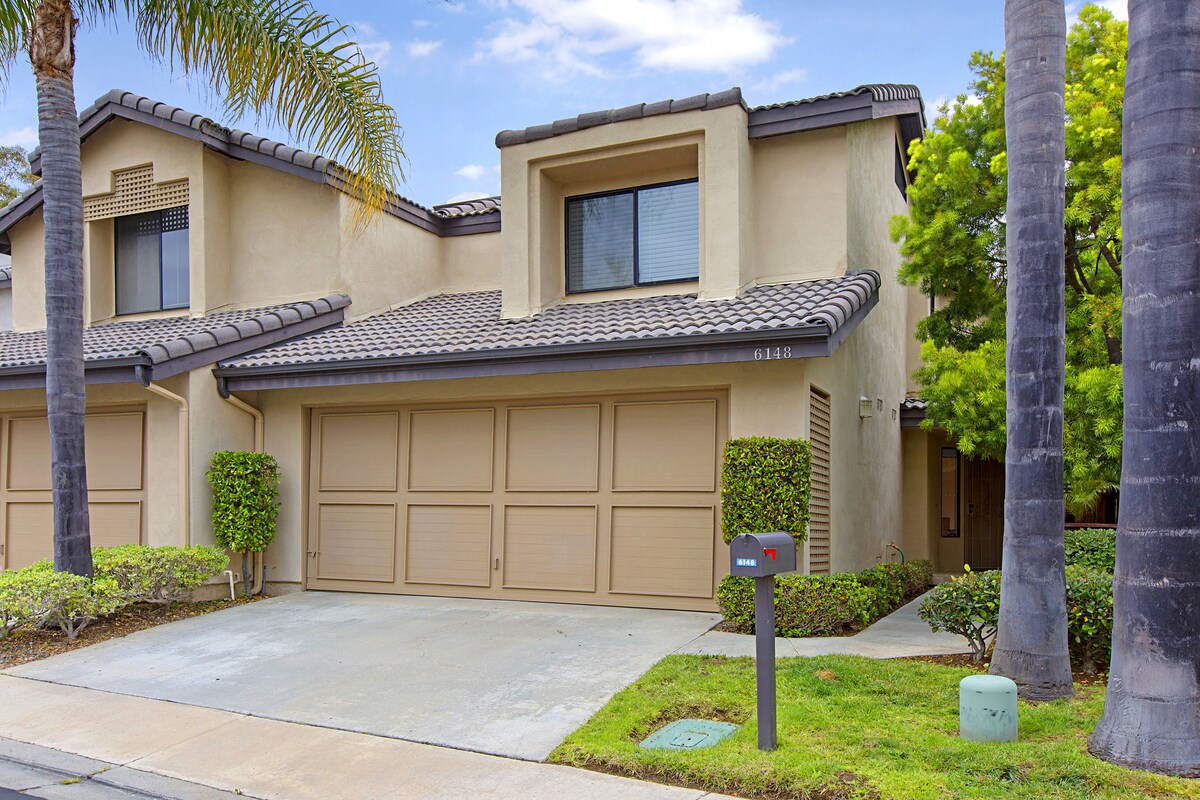 Primary Photo - 1 br + Loft Townhouse. Private Patio!