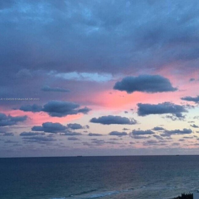 Foto del edificio - 6917 Collins Ave