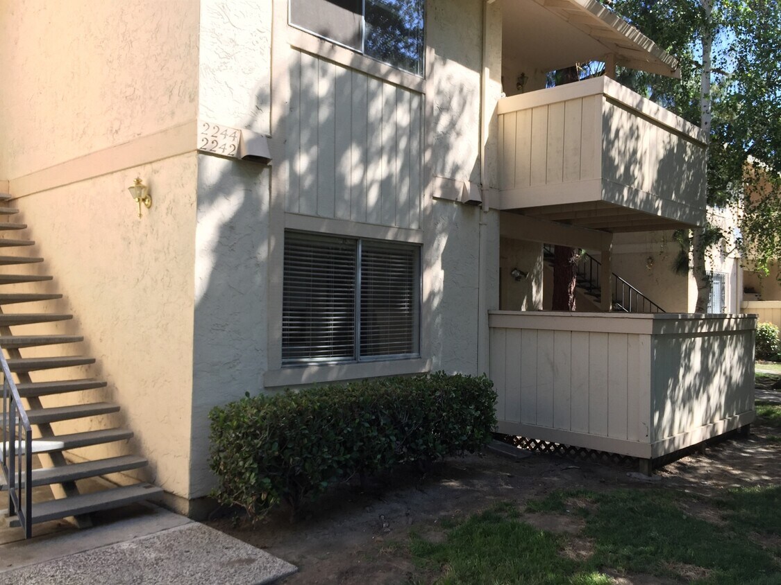 Primary Photo - Spacious 3 bedroom condo with hardwood flo...