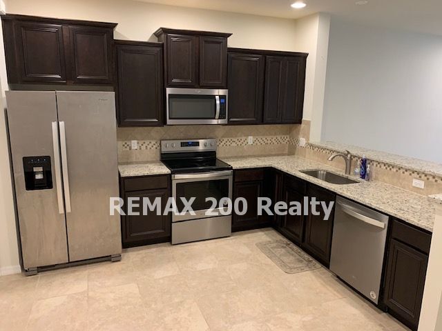 Building Photo - Beautiful 3/2.5 Townhome in Emerson Park