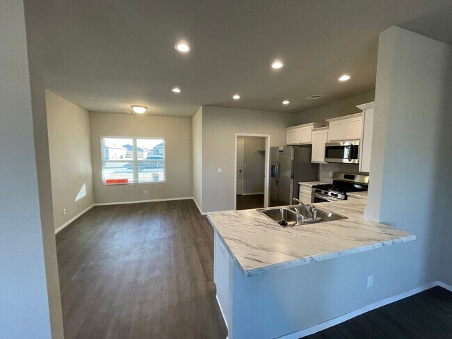 Foto del edificio - *Pre-Leasing* Three Bedroom | Two Bath Hom...