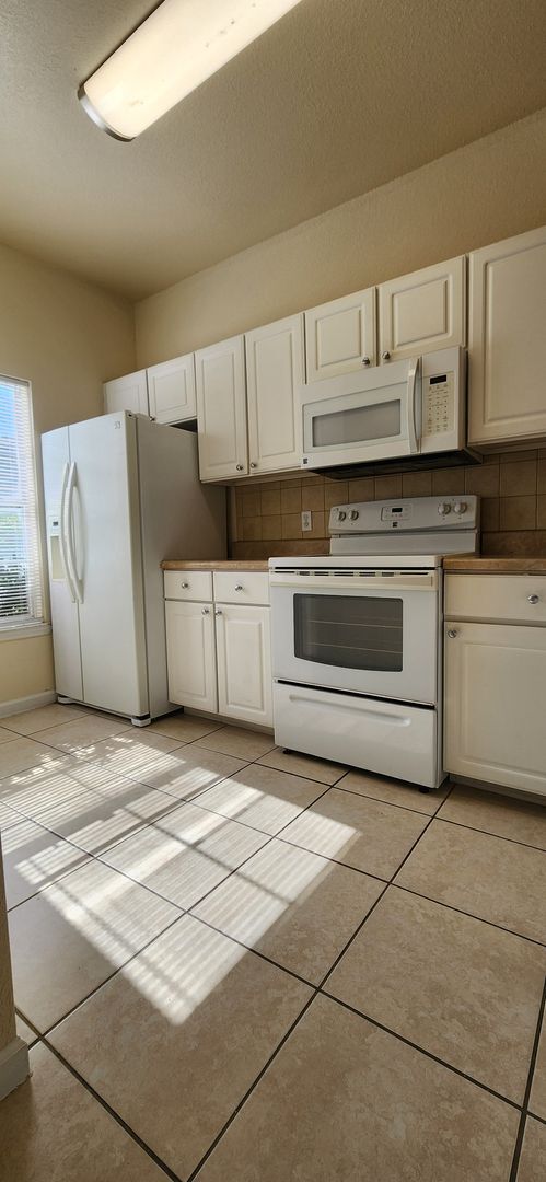 Foto del edificio - Beautiful 2 bedroom 2.5 bathroom townhome