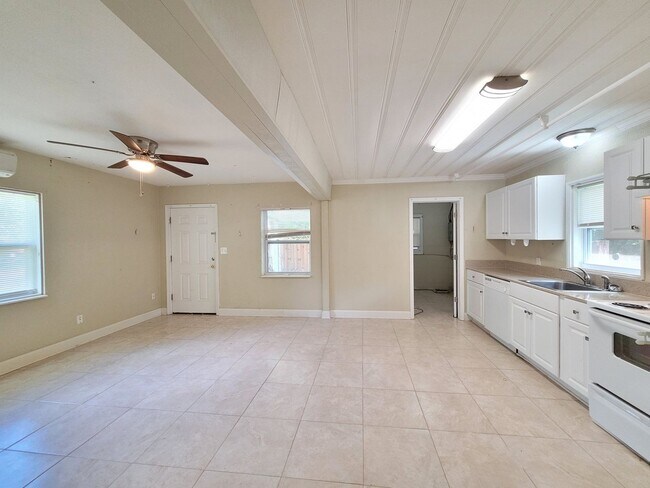 Foto del edificio - 6613 Clayton Lane Milton, FL 32570 Ask us ...