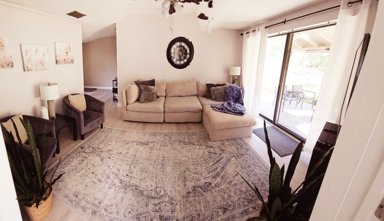 Living room - 18715 Hamilton St (Lutz, FL)