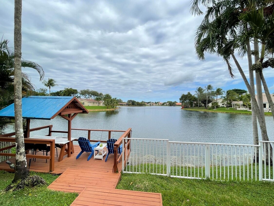 Primary Photo - 11565 N Quayside Dr