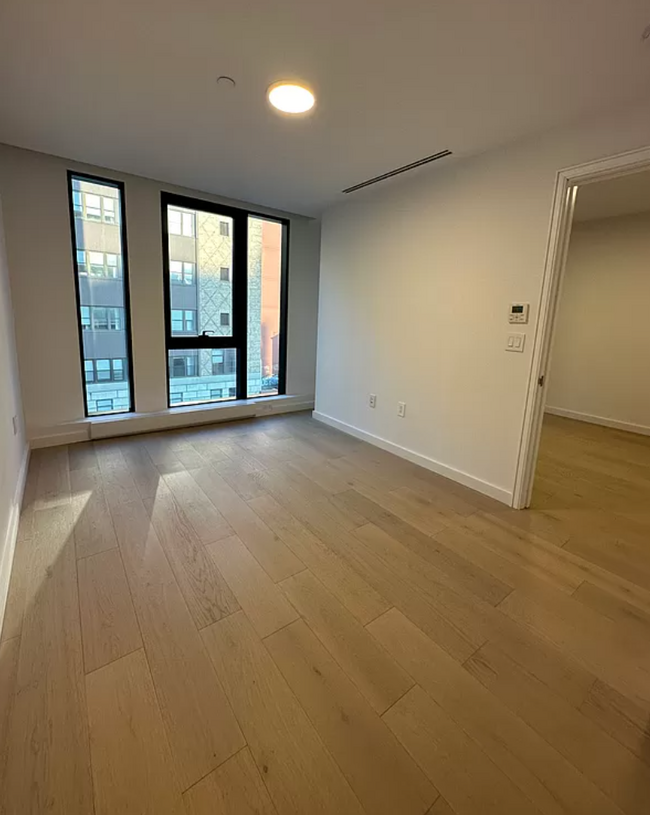 Building Photo - 300 W 30th St