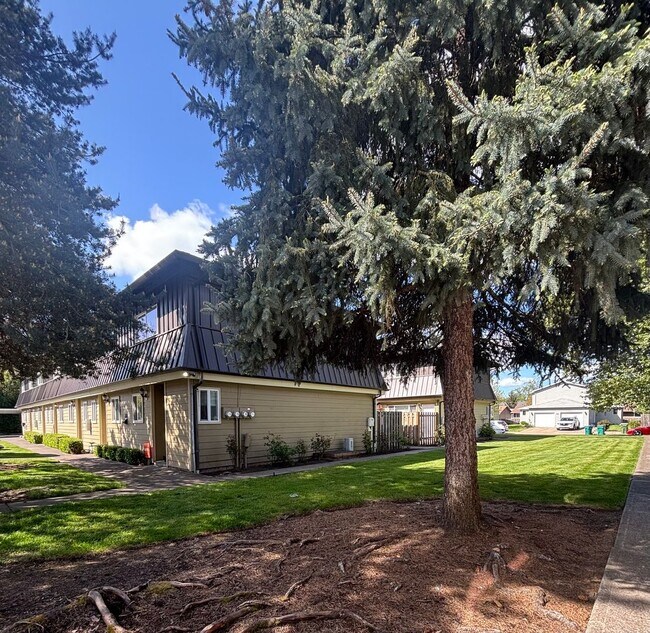 Foto del edificio - 1ST  FULL  MONTH'S  RENT  FREE  Pet-friendly Townhouse Near Parks and Downtown Newberg Showings S...