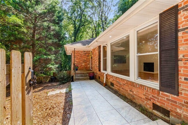 Foto del edificio - 2332 Tanglewood Cir NE