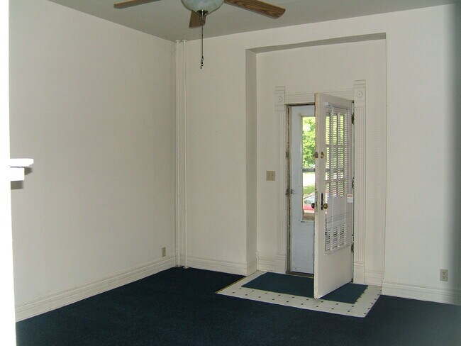 puerta principal - 102 S F St