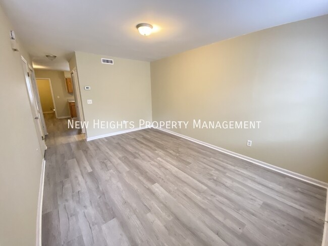 Building Photo - Updated Townhouse in North Charleston!