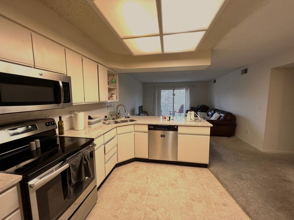 Primary Photo - Beautiful 2BR 2 full bath condo in secured...