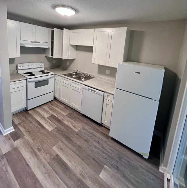 Building Photo - Townhouse available now FOR RENT in Dalevi...