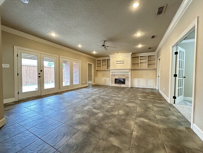 Foto del edificio - House Located Behind Market Street On Cul-De-Sac!