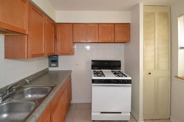 Building Photo - 503 W Briar Pl