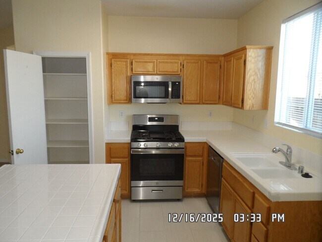 Foto del edificio - 4 Bedrooms, 2 Bathrooms, 3 Car Garage, 1899 sq. ft., Large Fenced, Front Yard Lawn, Near Schools ...