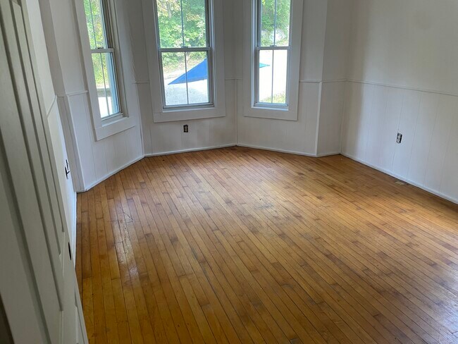 Bedroom 1 - 60 Cliff St