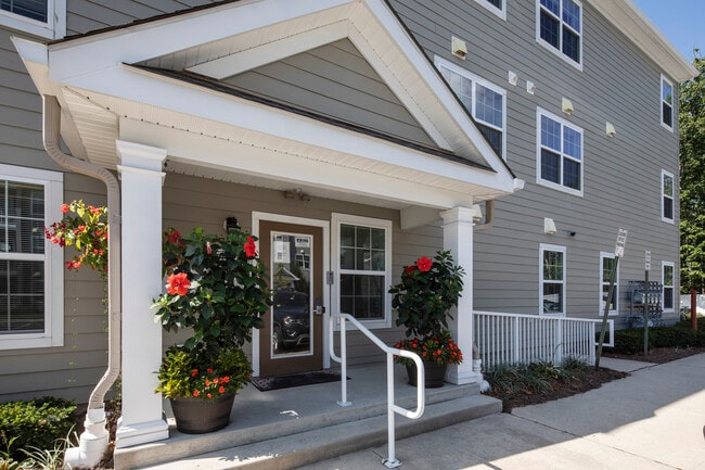 Building Photo - Laurel Oaks Apartments