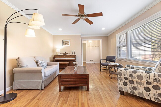 Foto del edificio - 4 Knollwood Dr