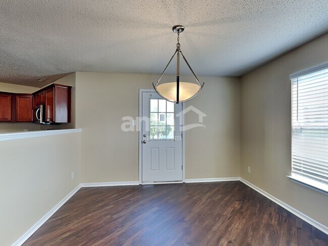 Foto del edificio - 558 Streamside Dr