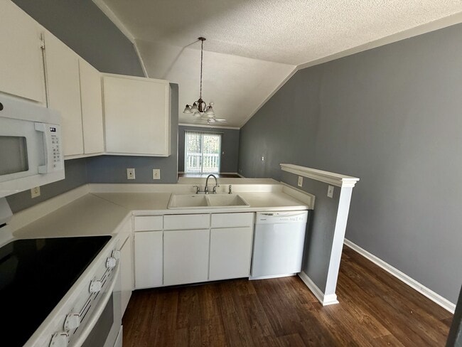 Foto del edificio - 105 Shoals Dr