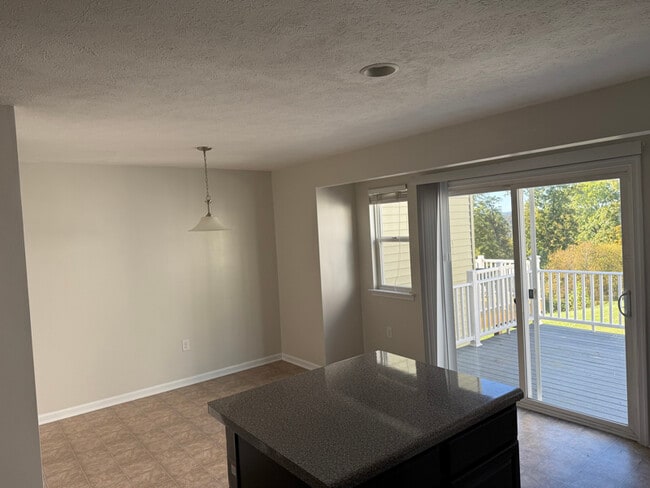 Foto del edificio - 204 Treeline Ln