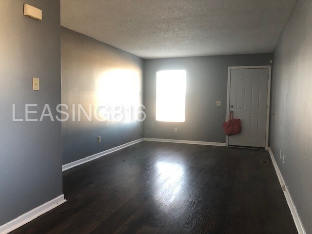 Building Photo - Split Level Duplex Near Truman. Vouchers OK!