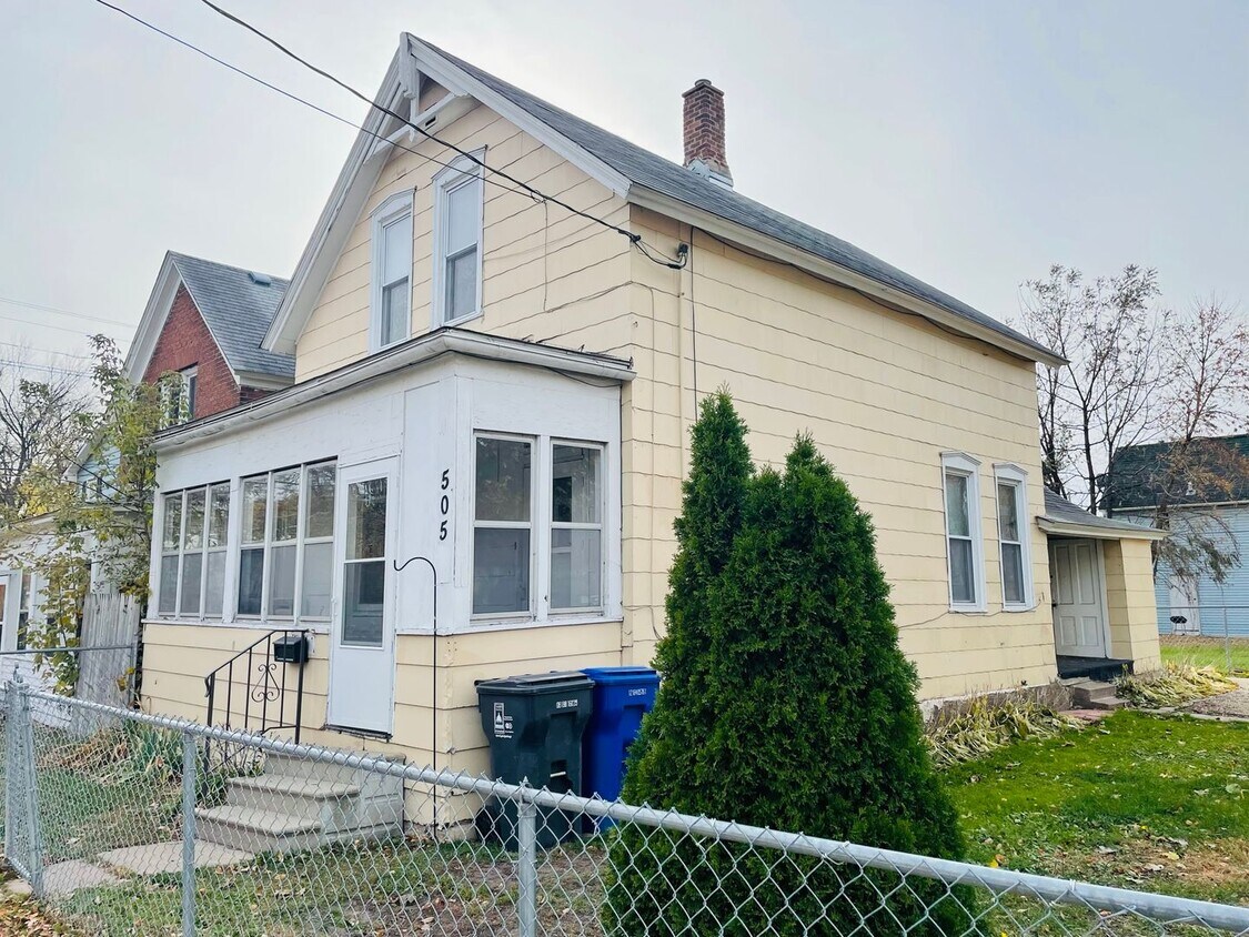 Foto principal - Section 8 Approved! - Great 3 Bedroom - 1 ...