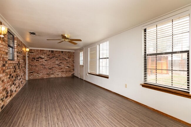 Building Photo - 1027 Cimarron Trail