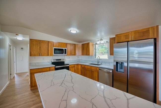 Building Photo - 3BD/2BA with extra living space new Kitche...