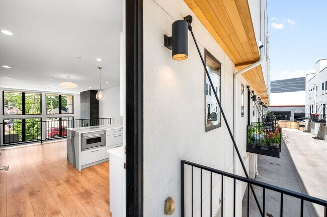Foto del edificio - LUX 3BD, 5BA Modern Townhome at 9th & CO Near Congress Park