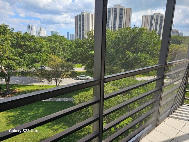 Foto del edificio - 20400 W Country Club Dr