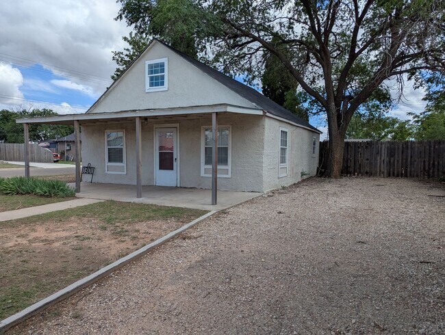 Foto del edificio - Two-Story 4 Bed 2 Bath Home!