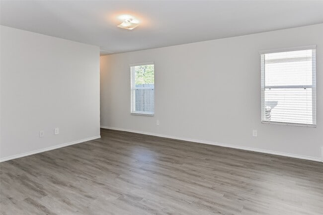 Building Photo - 21911 King Hts Ln