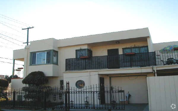 Building Photo - 2427 Roosevelt Ave