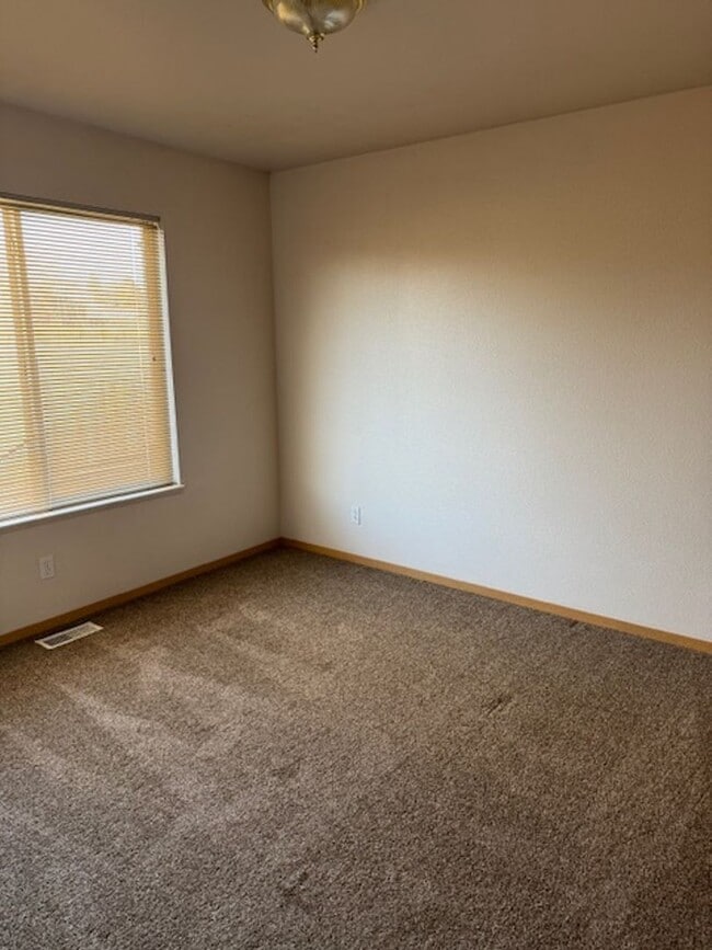 Building Photo - 935 Village Cir