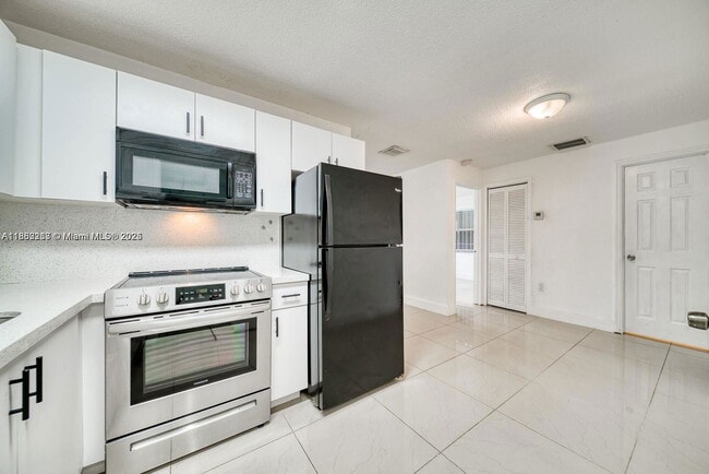 Foto del edificio - 1200 NW 102nd St