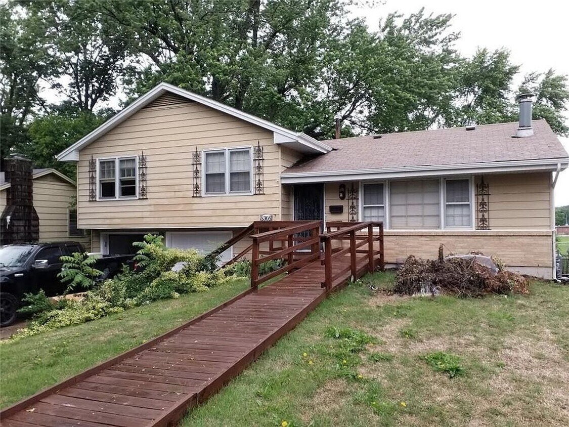 Foto principal - COMING SOON!! Available Soon in SF Raytown