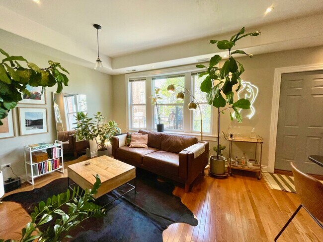 Foto del edificio - 2537 N California Ave