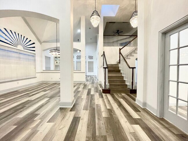 Building Photo - Renovations Complete! Must see Available i...