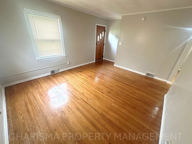Building Photo - Spacious 2 Bedroom, 1.5 Bath Home, Newly U...