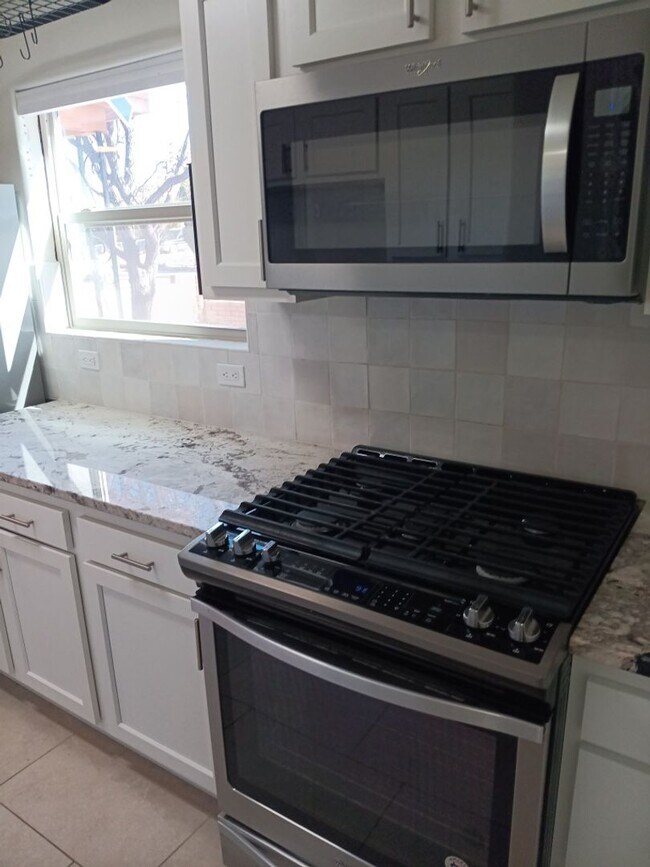 Foto del edificio - Stunning 4-bedroom 3-bathroom home in Santa Fe! Showings available NOW!