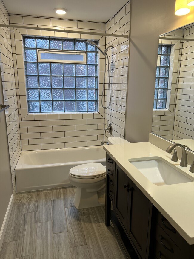 Foto del edificio - 7526 Byron Pl