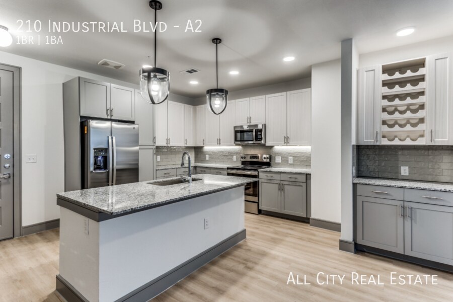 Foto principal - 210 Industrial Blvd