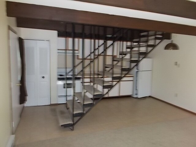 Vista desde el salón/escaleras al dormitorio - 715 Mt Airy Rd