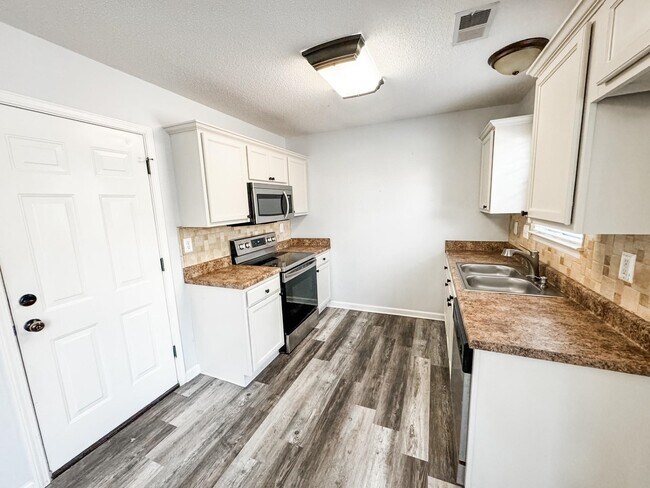 Foto del edificio - 1645 Sawmill Creek Ln