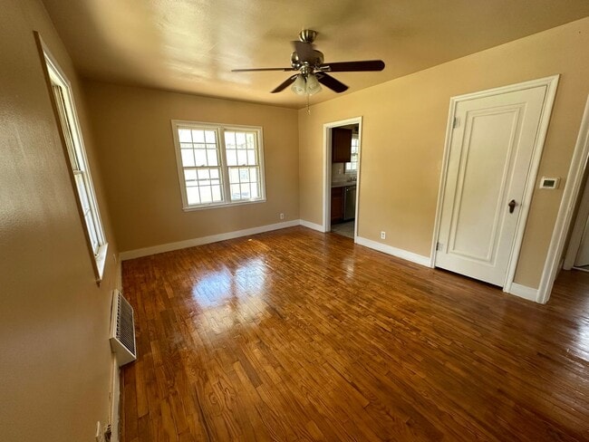 Building Photo - Two bedrooms, One and half bathroom, one c...