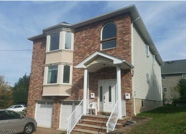 Building Photo - 545 Summit Ave