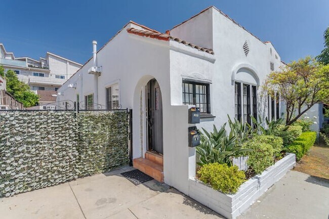 Foto del edificio - 1020 Havenhurst Dr