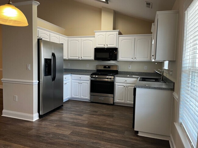 Building Photo - Don't miss this beautiful home in desirable Brice's Crossing